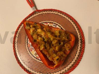 Patiekalas „Raudonos valtėlės“ su kiauliena, grybais ir daržovėmis pagrindine nuotrauka