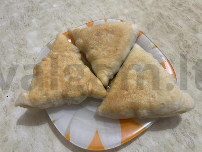 Kepti trikampiai su raudonųjų pupelių įdaru pagrindine nuotrauka