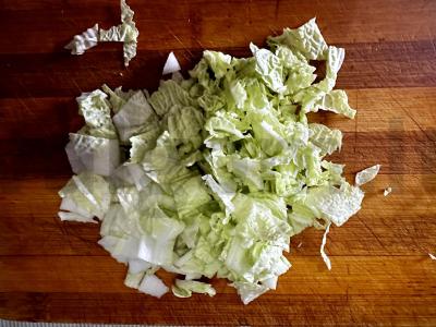 Salotos su Pekino kopūstu ir žaliais žirneliais Žingsnis 2