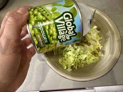 Salotos su Pekino kopūstu ir žaliais žirneliais Žingsnis 3