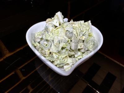 Salotos su Pekino kopūstu ir žaliais žirneliais pagrindine nuotrauka