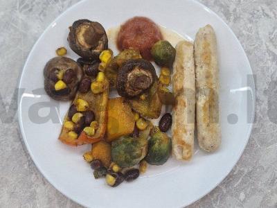 Orkaitėje kepti daržovės su namine dešra pagrindine nuotrauka