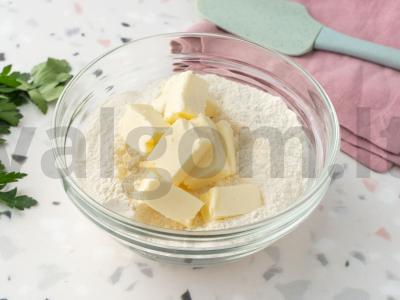 Smulkus pyragas su grybais, kumpiu ir sūriu Žingsnis 2