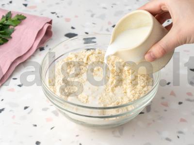 Smulkus pyragas su grybais, kumpiu ir sūriu Žingsnis 3