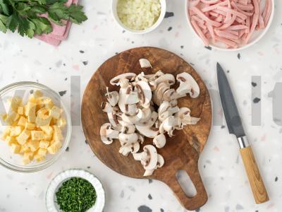 Smulkus pyragas su grybais, kumpiu ir sūriu Žingsnis 4