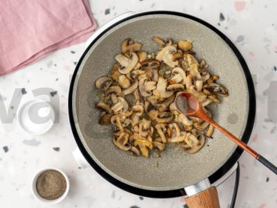 Smulkus pyragas su grybais, kumpiu ir sūriu Žingsnis 5