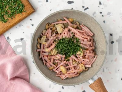 Smulkus pyragas su grybais, kumpiu ir sūriu Žingsnis 6