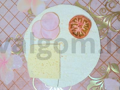 Sotūs tortilijos sumuštinis su karbonaidu, pomidoru ir sūriu Žingsnis 1