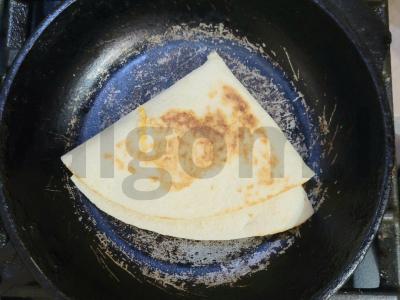 Sotūs tortilijos sumuštinis su karbonaidu, pomidoru ir sūriu Žingsnis 4