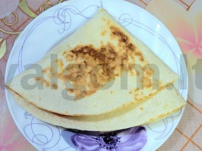 Sotūs tortilijos sumuštinis su karbonaidu, pomidoru ir sūriu pagrindine nuotrauka