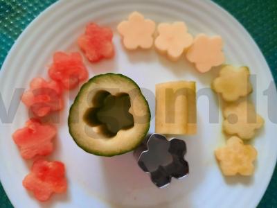 Gėlių salotos su arbūzu ir sūriu Žingsnis 1