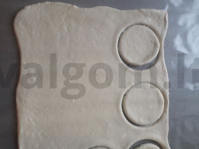 Dešrelės su kečupu ir grietininiu sūriu sluoksniuotoje tešloje Žingsnis 1