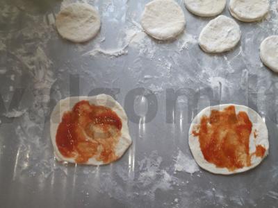 Dešrelės su kečupu ir grietininiu sūriu sluoksniuotoje tešloje Žingsnis 2