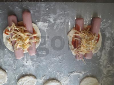 Dešrelės su kečupu ir grietininiu sūriu sluoksniuotoje tešloje Žingsnis 4