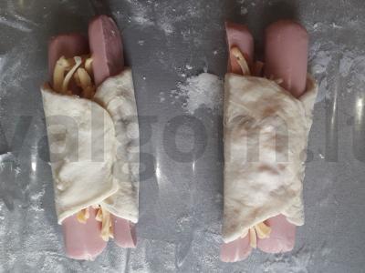 Dešrelės su kečupu ir grietininiu sūriu sluoksniuotoje tešloje Žingsnis 5