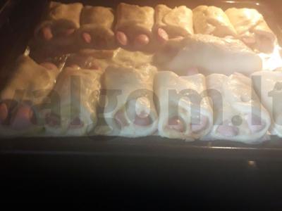 Dešrelės su kečupu ir grietininiu sūriu sluoksniuotoje tešloje Žingsnis 6