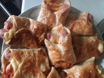 Dešrelės su kečupu ir grietininiu sūriu sluoksniuotoje tešloje pagrindine nuotrauka