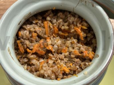 Grikių košė su jautiena puodukuose pagrindine nuotrauka