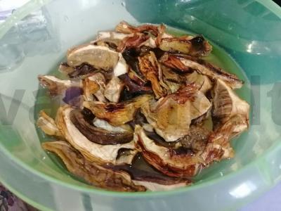 Kepinys su kiauliena ir grybais lėtoje viryklėje Žingsnis 1