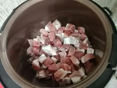 Kepinys su kiauliena ir grybais lėtoje viryklėje Žingsnis 2