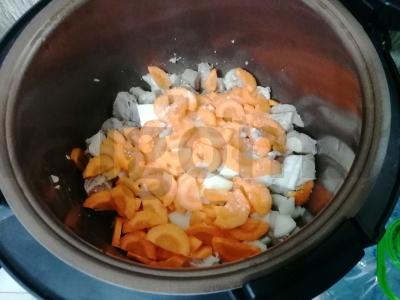 Kepinys su kiauliena ir grybais lėtoje viryklėje Žingsnis 3