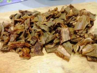 Kepinys su kiauliena ir grybais lėtoje viryklėje Žingsnis 4