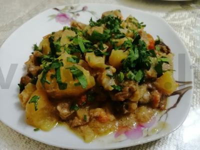 Kepinys su kiauliena ir grybais lėtoje viryklėje pagrindine nuotrauka