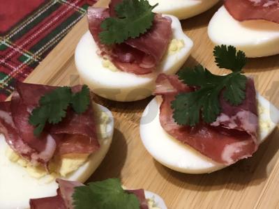 Kalakutų kiaušiniai su sūdyta kiauliena pagrindine nuotrauka