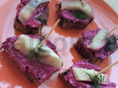 Ryškūs sumuštiniai su silke ir burokėliais pagrindine nuotrauka