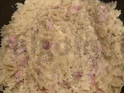 Makaronai karbonara su kaspinu makaronais pagrindine nuotrauka