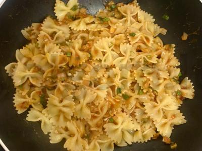 Farfalle pomidorų-česnako padaže su žolelėmis Žingsnis 6