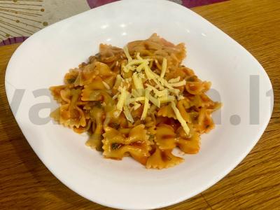 Farfalle pomidorų-česnako padaže su žolelėmis pagrindine nuotrauka