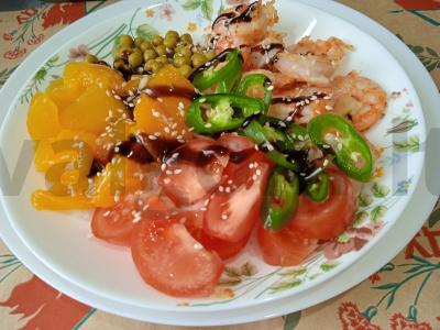 Poke su krevetėmis, konservuotais persikais ir jalapeño pagrindine nuotrauka