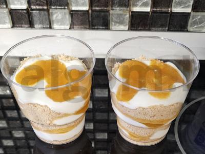 Greitas desertas su obuolių ir pasiflorų tyrė pagrindine nuotrauka