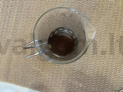 Kvapnus juodas kava su cukraus pudra ir muskato riešutu Žingsnis 1