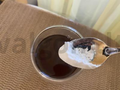 Kvapnus juodas kava su cukraus pudra ir muskato riešutu Žingsnis 4