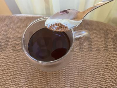 Kvapnus juodas kava su cukraus pudra ir muskato riešutu Žingsnis 5