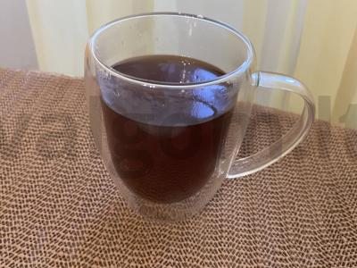 Kvapnus juodas kava su cukraus pudra ir muskato riešutu pagrindine nuotrauka