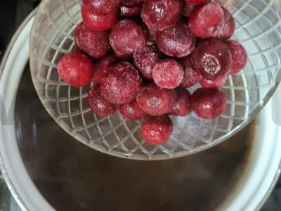 Vyšnių kompotas su džiovintais obuoliais ir ruduoju cukrumi Žingsnis 1