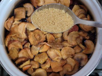 Vyšnių kompotas su džiovintais obuoliais ir ruduoju cukrumi Žingsnis 3