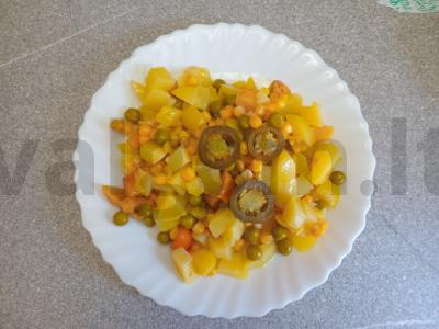 Daržovių salotas su marinuotais pievagrybiais pagrindine nuotrauka