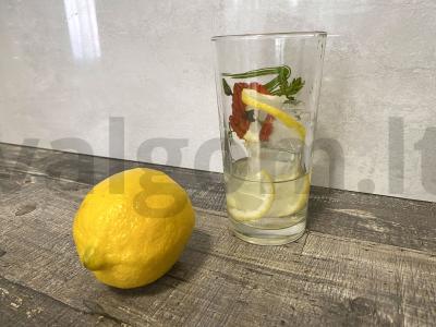 Rūgščiai saldus uogų limonadas Žingsnis 4