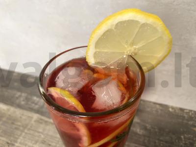 Rūgščiai saldus uogų limonadas pagrindine nuotrauka