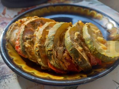 Švelnūs kepti cukinijos su aštriu rūgštumu pagrindine nuotrauka