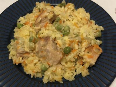 Plovas su žaliais žirneliais pagrindine nuotrauka