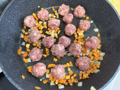 Penne su mėsos kukuliais pomidorų padaže Žingsnis 2