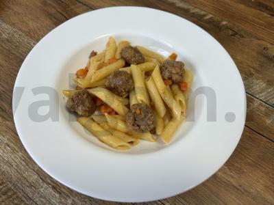 Penne su mėsos kukuliais pomidorų padaže pagrindine nuotrauka