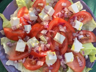 Salotas su pomidorais ir feta sūriu pagrindine nuotrauka