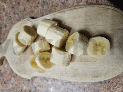 Bananų-proteino kokteilis su raudonosiomis serbentėmis Žingsnis 1