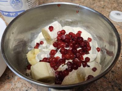 Bananų-proteino kokteilis su raudonosiomis serbentėmis Žingsnis 2